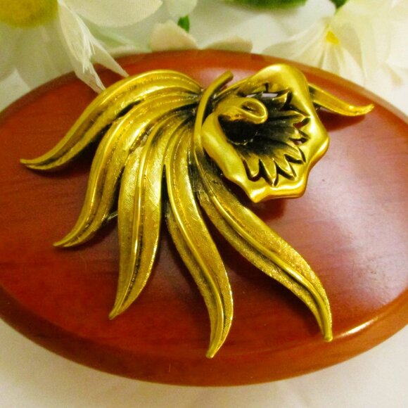 Vintage TORTOLANI Floral Brooch: 24K Gold Plated Flower & Leaf Jewelry - Picture 8 of 16